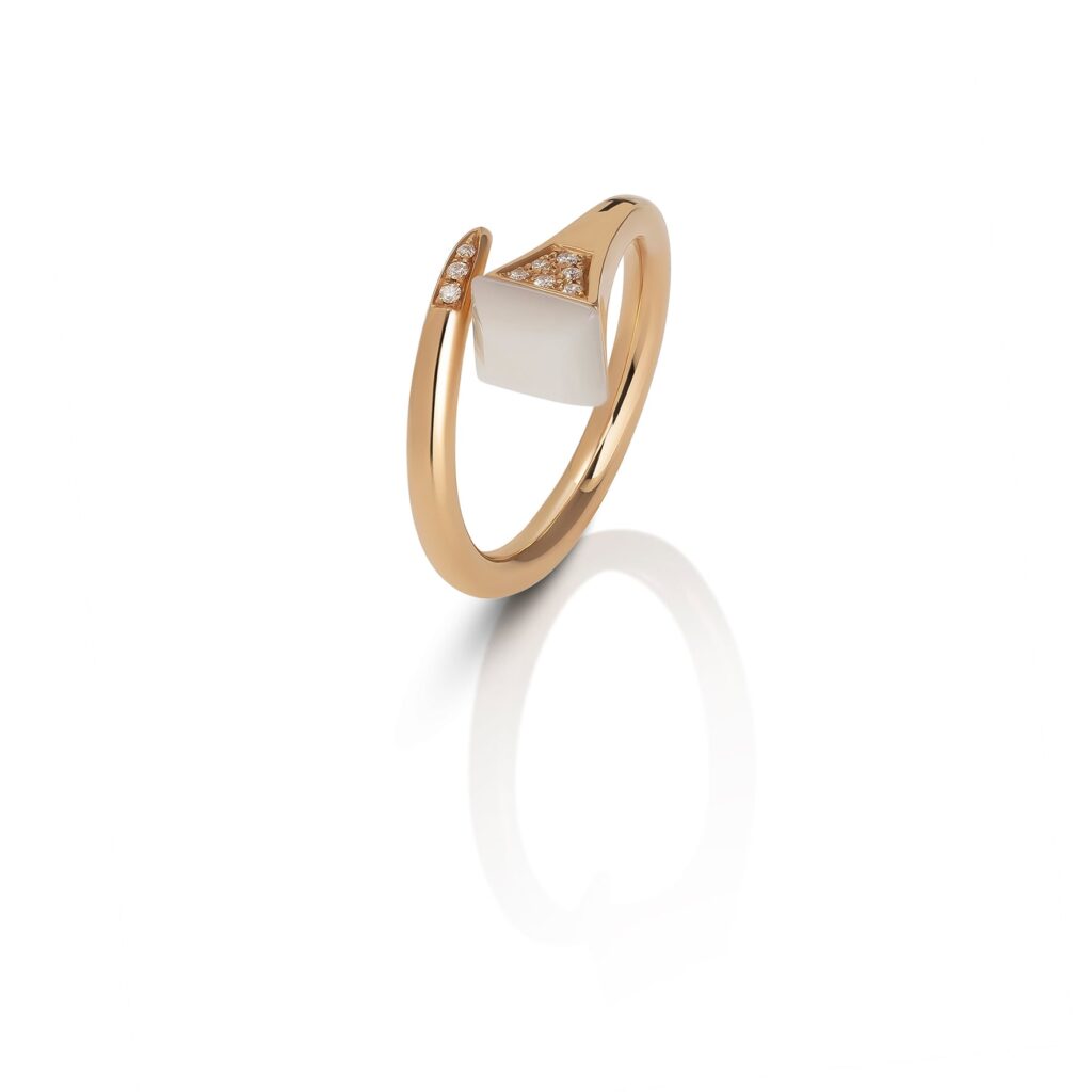 Anello oro rosa con brillanti e madreperla bianca